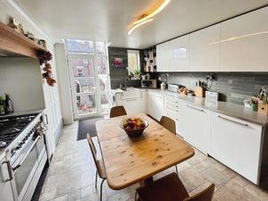 Kitchen Diner- click for photo gallery